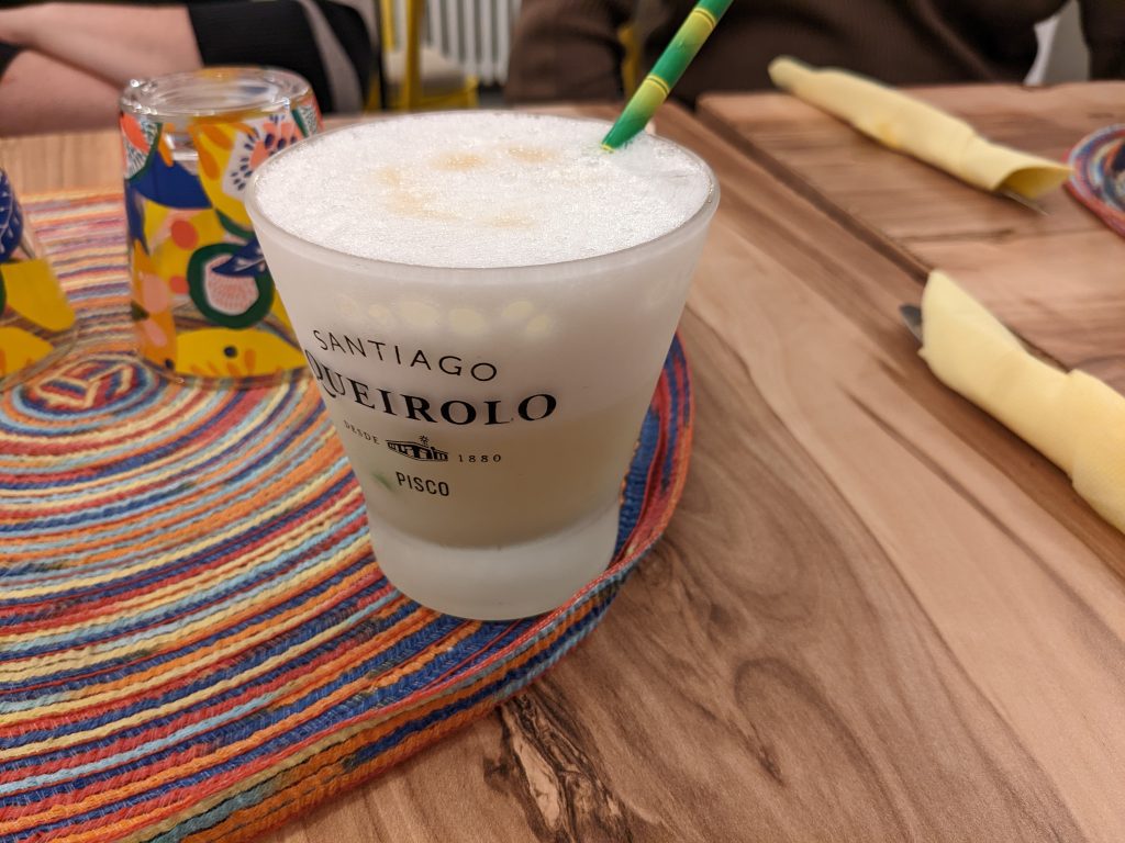 Verre de pisco sour péruvien avec sa mousse de blanc dœuf