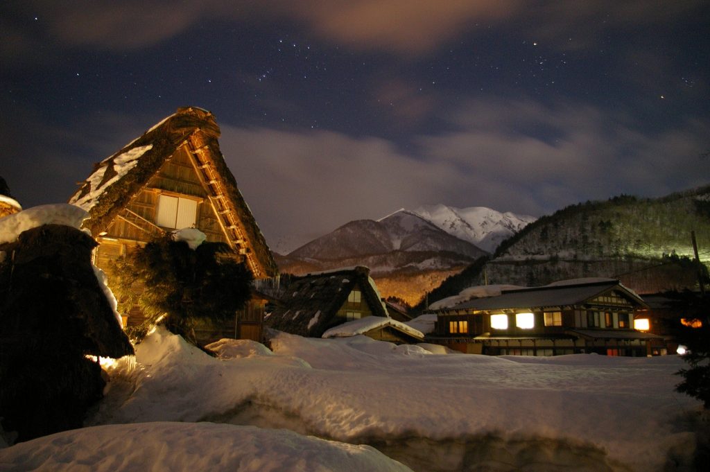Maisons aux toits de chaume de Shirakawa-go sous la neige