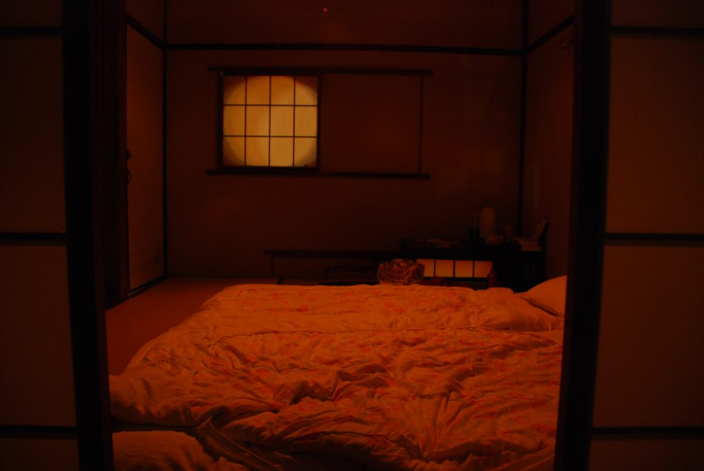 Chambre de ryokan japonais avec tatamis et table basse