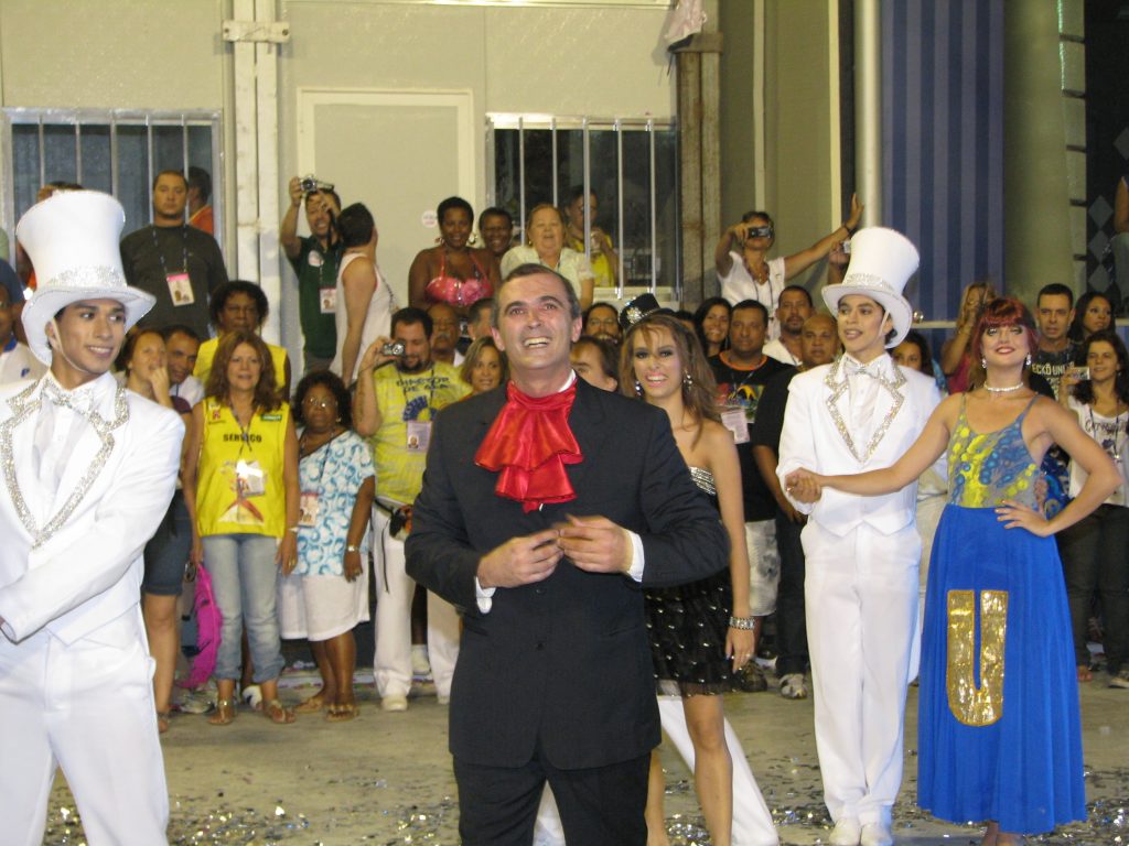 Char allégorique et costumes d’une école de samba au carnaval de Rio