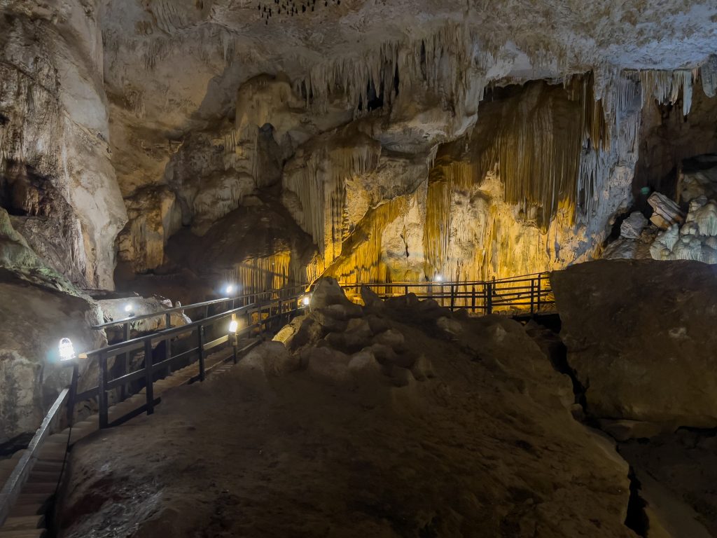 Grotte et falaise calcaire de Phra Nang à Railay, Krabi