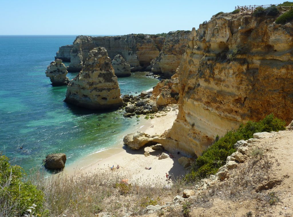 Plage de Praia da Marinha en Algarve au Portugal, idéale pour un voyage en famille