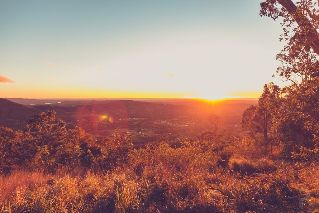 Lumière du lever du soleil sur un paysage au petit matin
