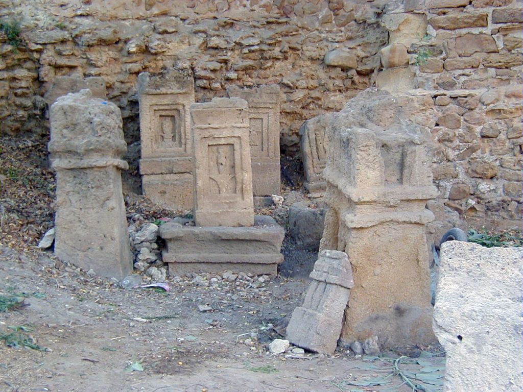 Stèles votives puniques alignées dans le tophet de Salammbô à Carthage