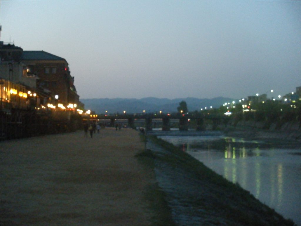 Les berges de la rivière Kamo à Kyoto en fin de journée