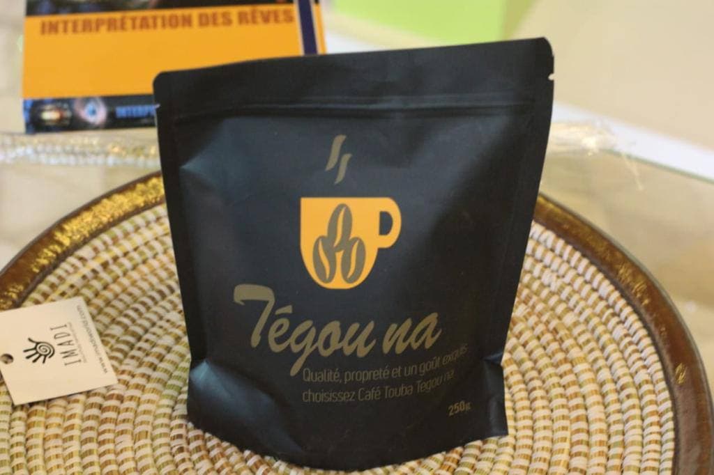 Préparation du café Touba versé en hauteur d'un récipient à l'autre
