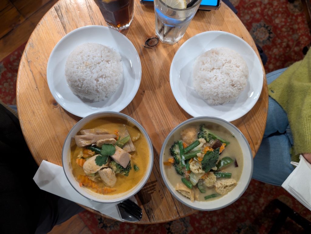 Deux bols de curry thaïlandais, un curry jaune et un curry vert