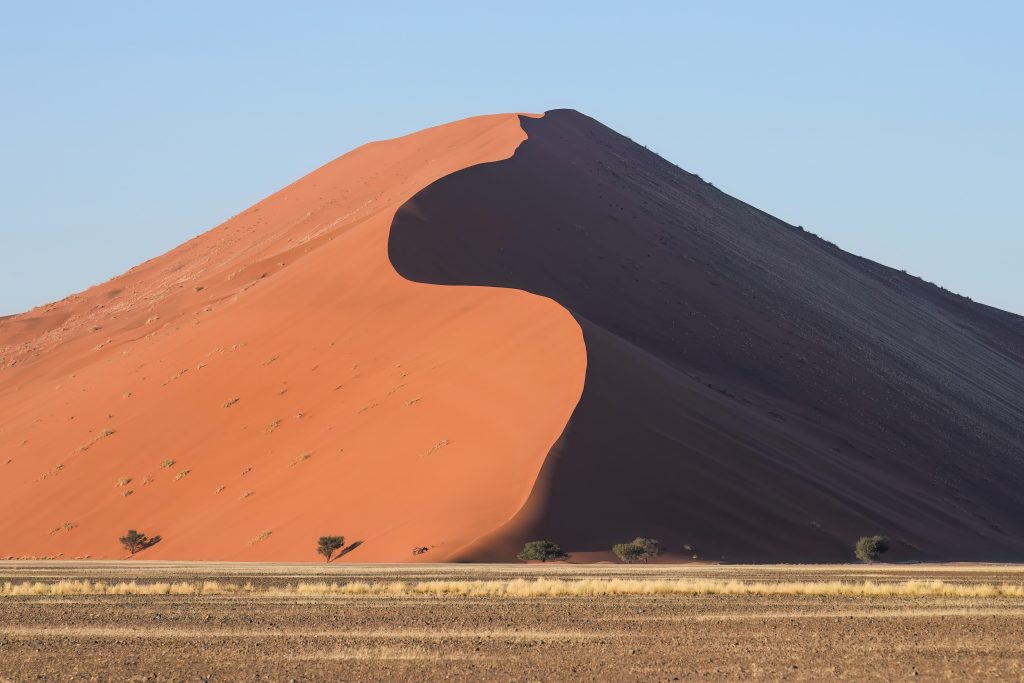 La Dune 45 à Sossusvlei au lever du soleil, désert du Namib