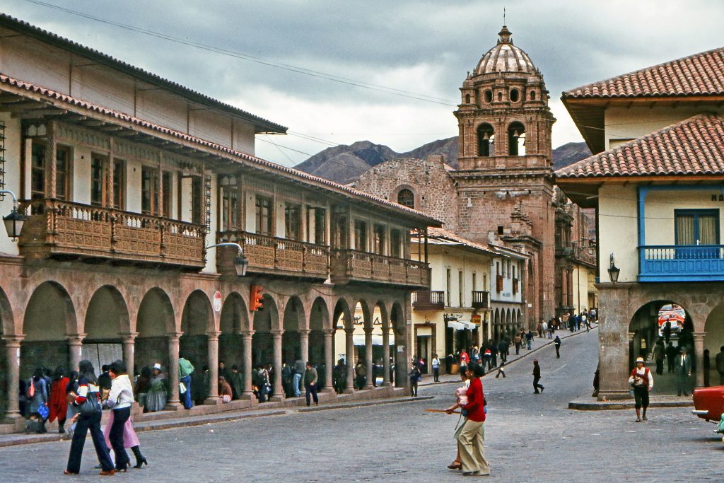 La Plaza de Armas de Cusco et ses arcades coloniales sous un ciel bleu