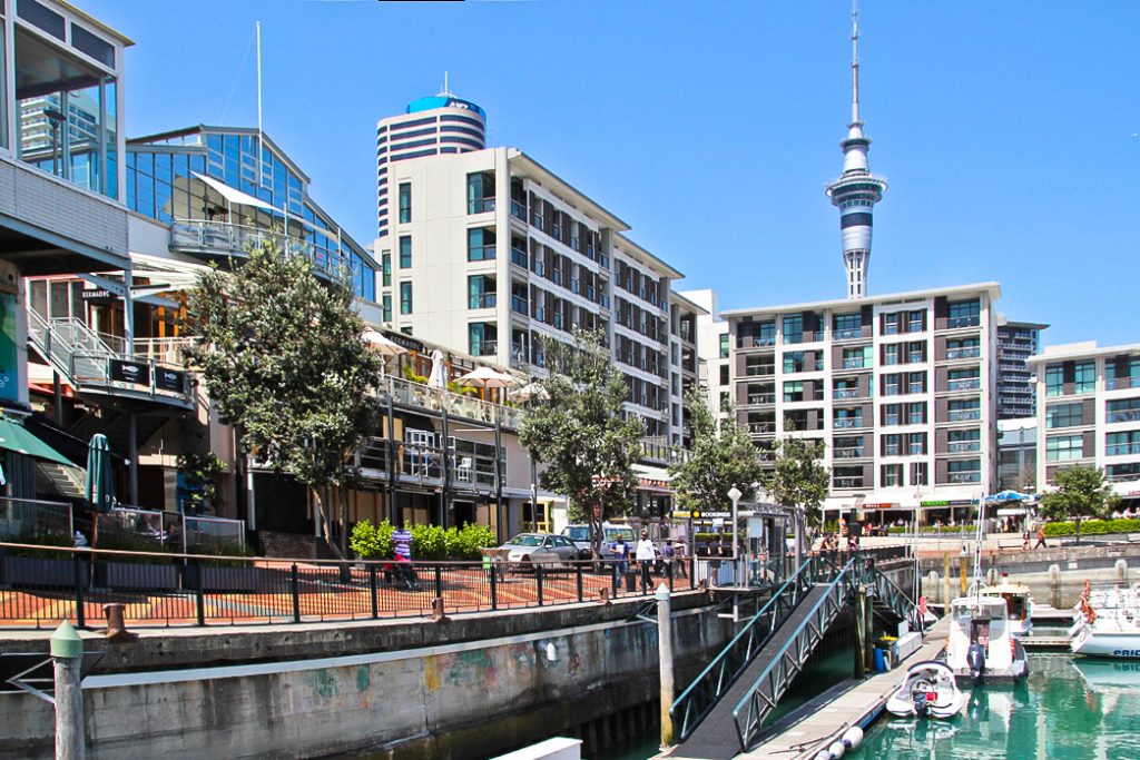 Le front de mer d'Auckland et la Sky Tower vus du port
