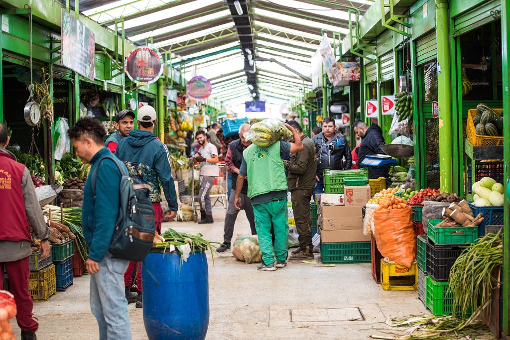 Étals de fruits tropicaux au marché de Paloquemao à Bogotá