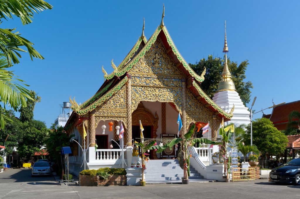 Temple bouddhiste de Chiang Mai dans le nord de la Thaïlande, aux toits superposés et aux décors dorés