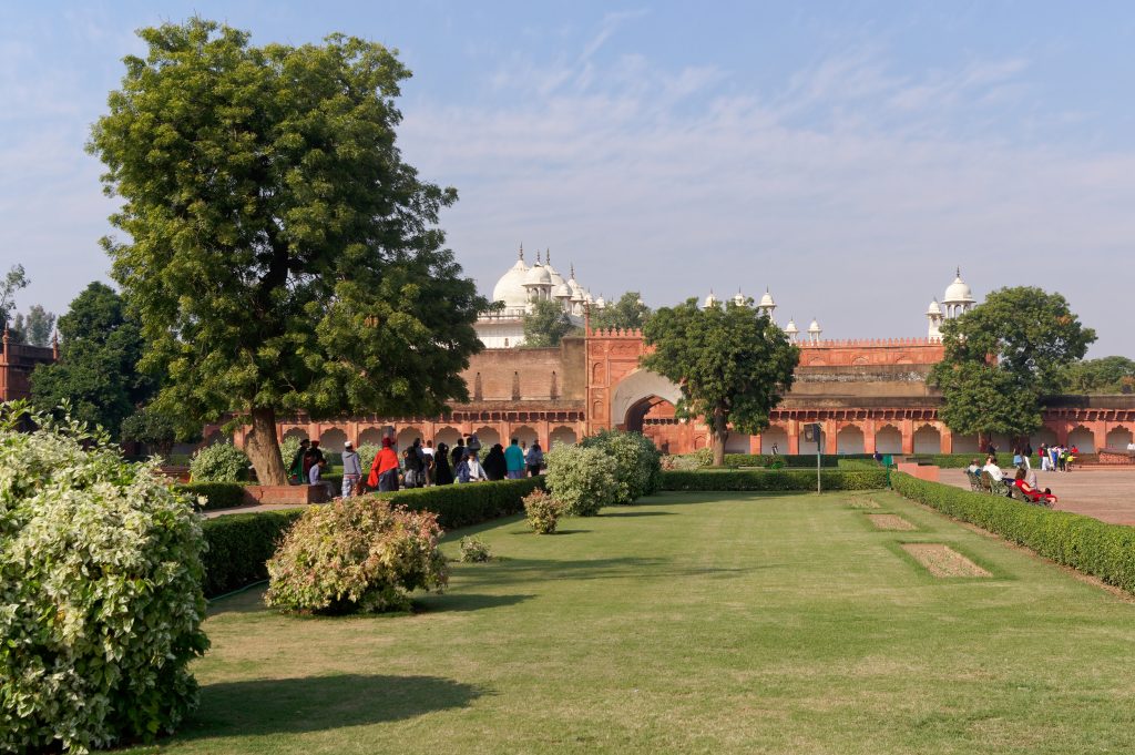 Remparts de grès rouge du fort d’Agra en Inde