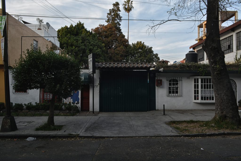 Rue arborée de la Roma Norte à Mexico avec ses façades anciennes