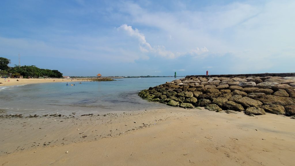Plage calme de Sanur sur la côte est de Bali