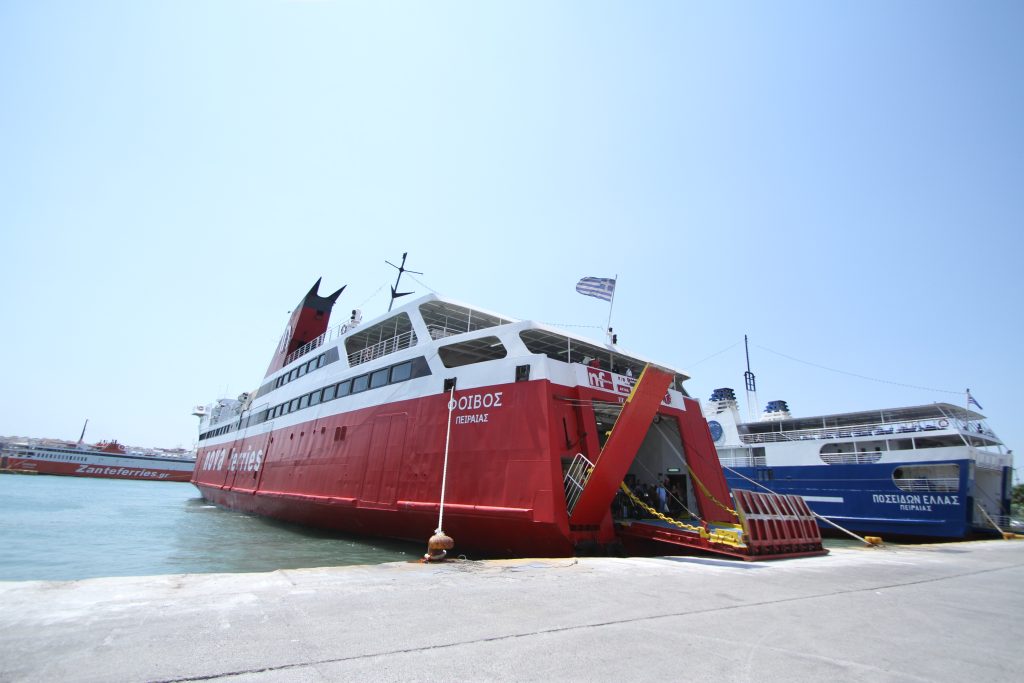 Ferries dans le port du Pirée près d’Athènes