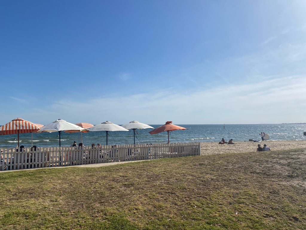 La plage de St Kilda et ses palmiers au bord de la baie de Port Phillip à Melbourne