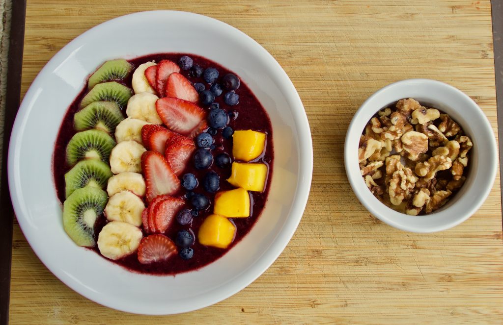 Bol d’açaí glacé garni de fruits et de granola