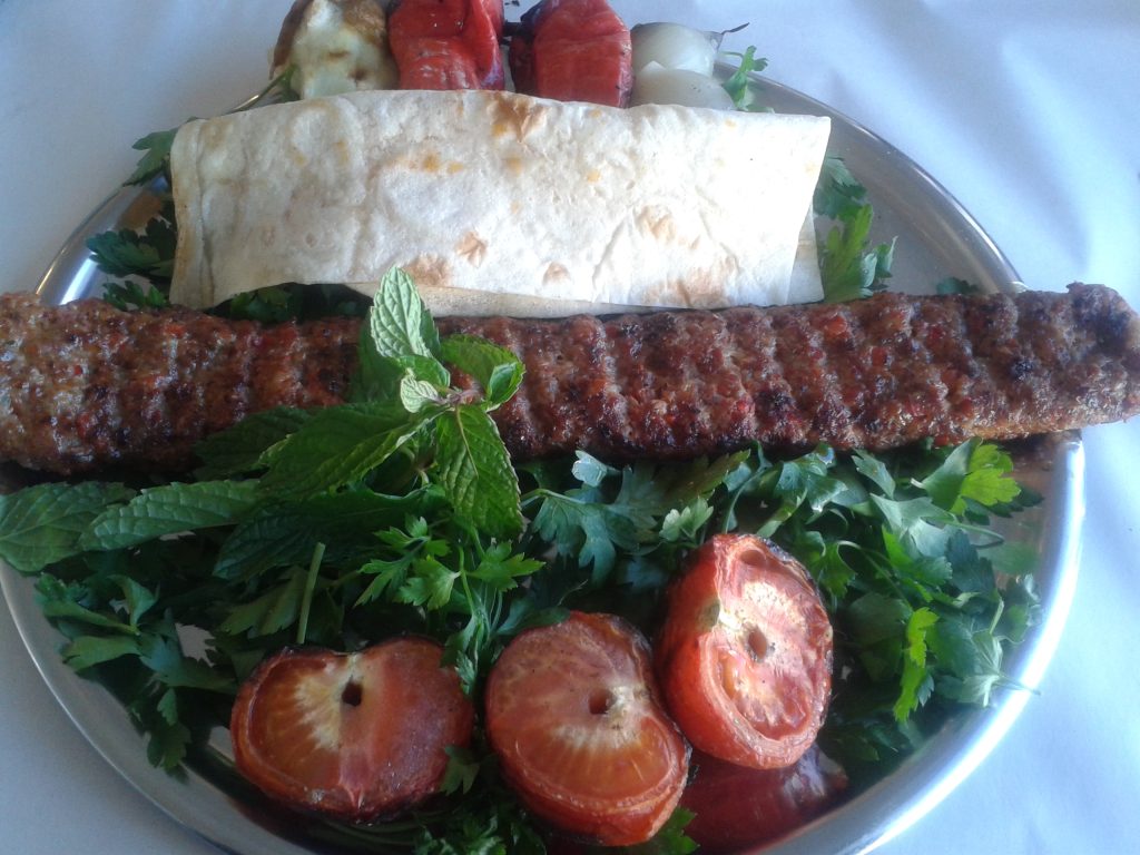Assiette d Adana kebap avec salade et pain plat en Turquie