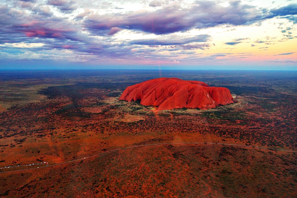 Vue aérienne d’Uluru au coucher du soleil au cœur du désert australien