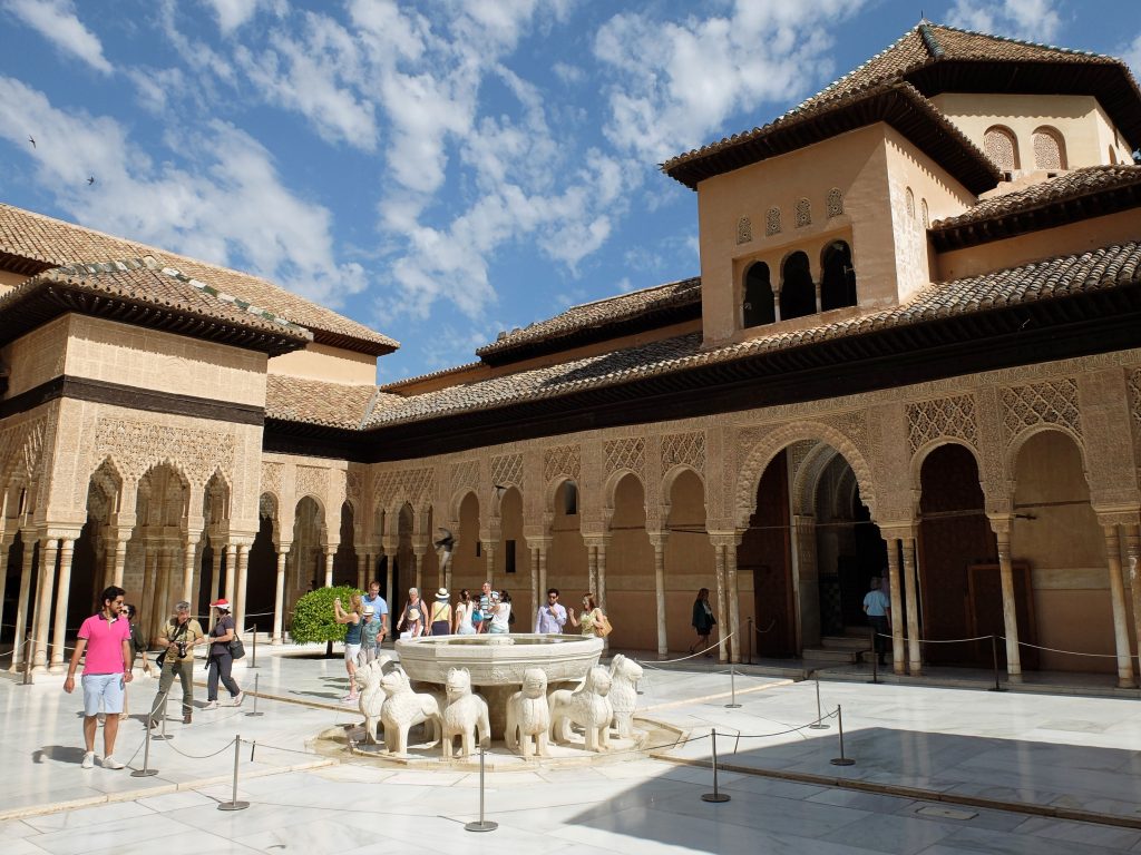 La cour des Lions et sa fontaine dans les palais nasrides
