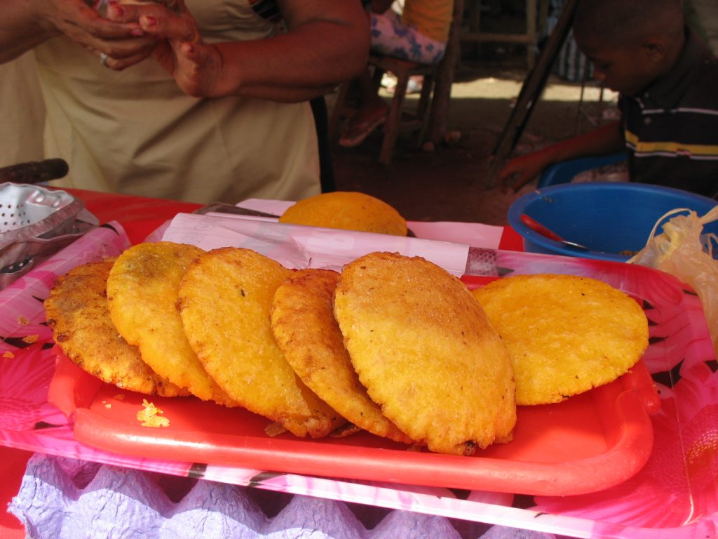Des arepas de huevo dorées, spécialité frite de la côte caraïbe colombienne