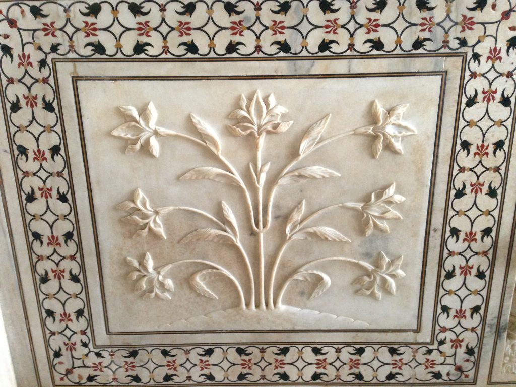 Incrustations de pierres semi-précieuses dans le marbre du Taj Mahal