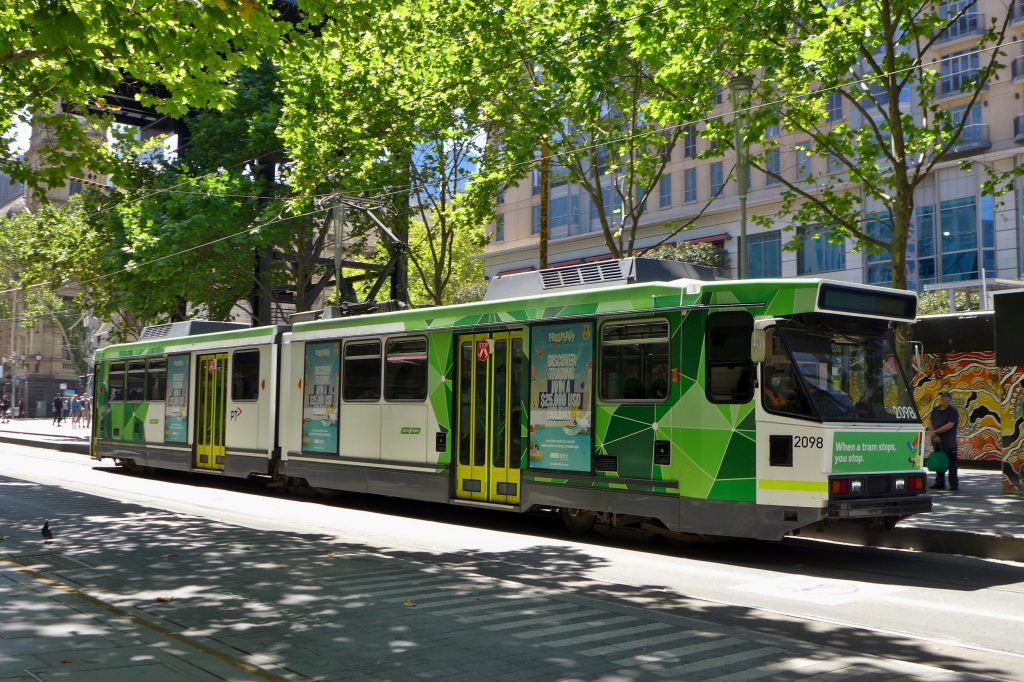 Tramway vert et jaune circulant sur Swanston Street, dans le centre de Melbourne