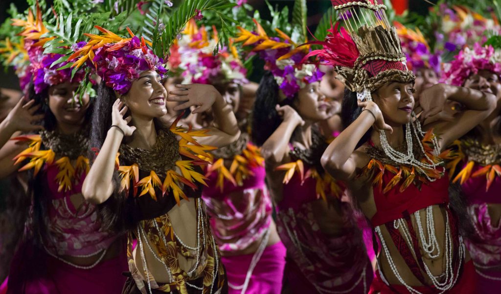 Danseurs tahitiens tatoués lors d'un heiva en Polynésie française