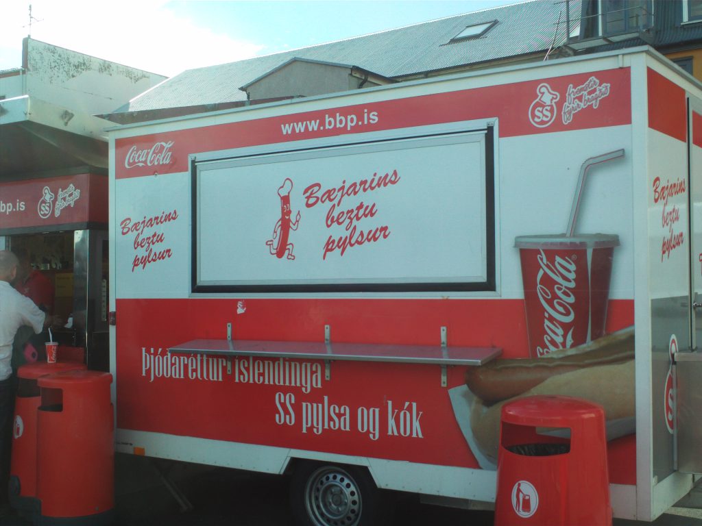 Stand de hot dog traditionnel islandais très fréquenté à Reykjavik