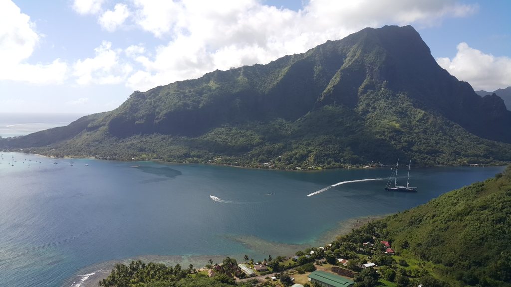La baie d’Opunohu à Moorea, en Polynésie française, entourée de reliefs volcaniques