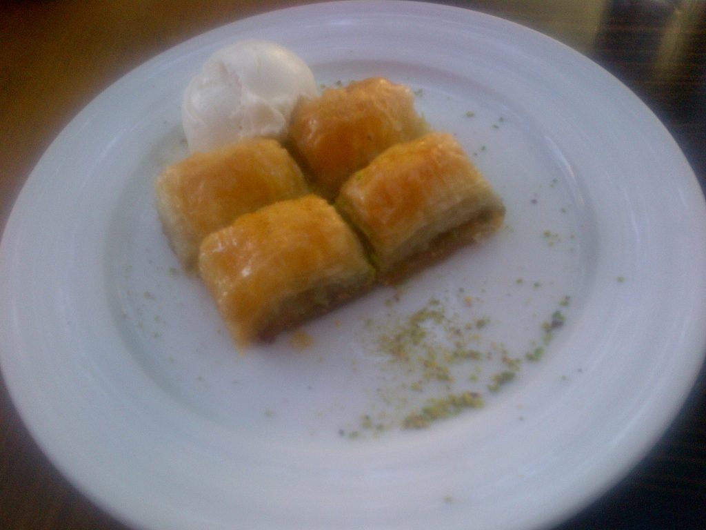 Parts de baklava turc dore servies avec une glace