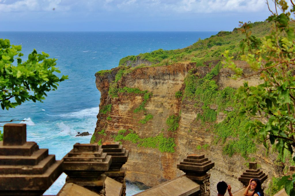 Le temple d'Uluwatu perché sur une falaise au sud de Bali
