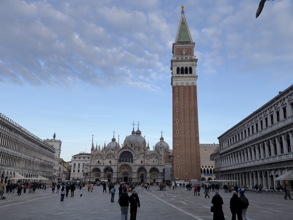 La place Saint-Marc et la basilique à Venise en hiver