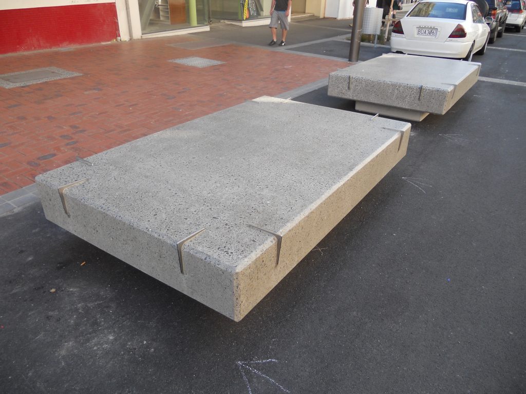 Banc coloré sur Cuba Street à Wellington