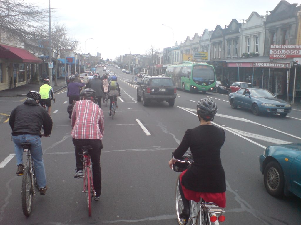 Ponsonby Road à Auckland, ses commerces et ses cyclistes
