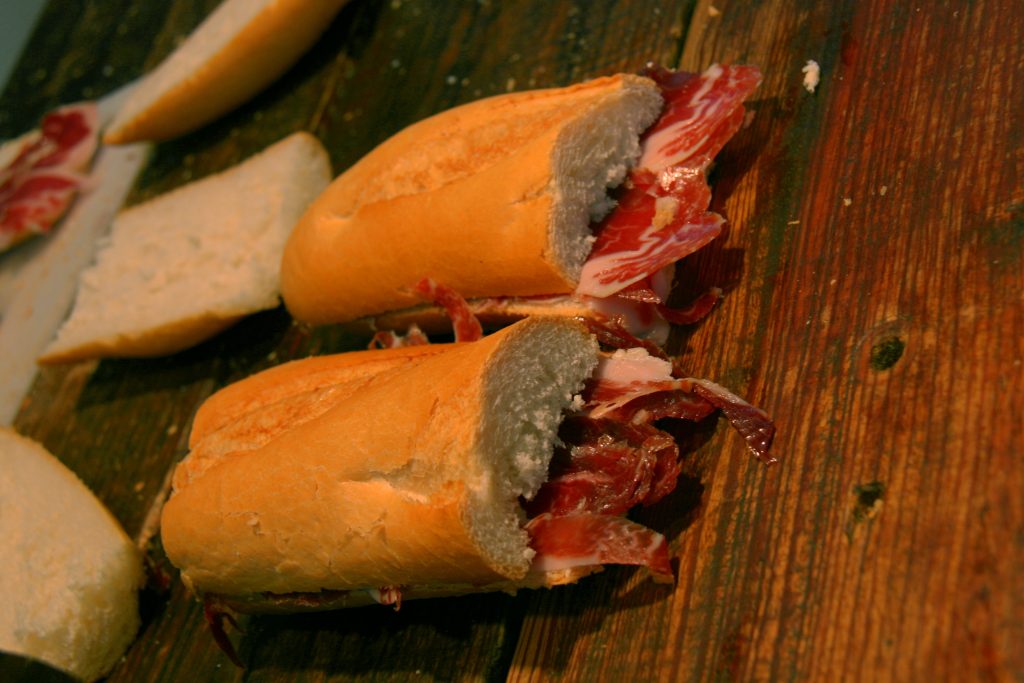 Bocadillo de jambon ibérique, sandwich emblématique servi dans toute l'Espagne