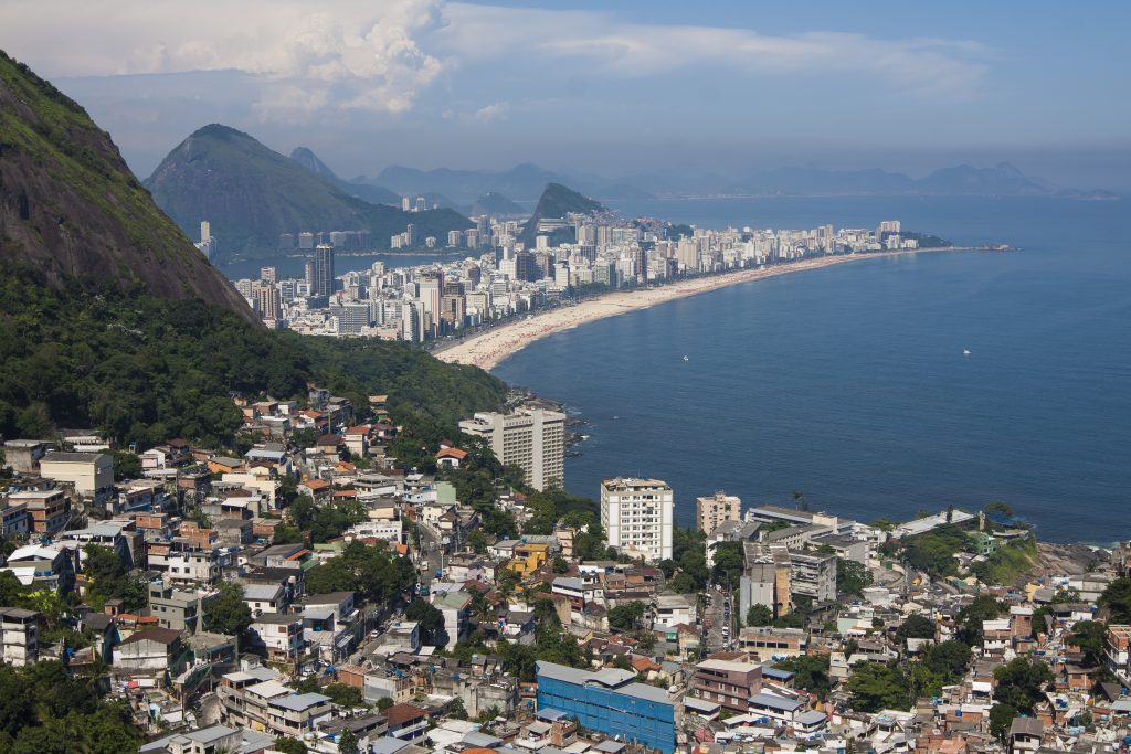La plage d'Ipanema à Rio de Janeiro avec les collines en arrière-plan