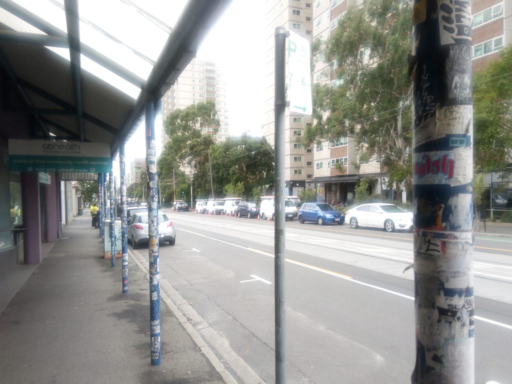 Murs couverts de stickers et de graffitis sur Brunswick Street, dans le quartier de Fitzroy à Melbourne
