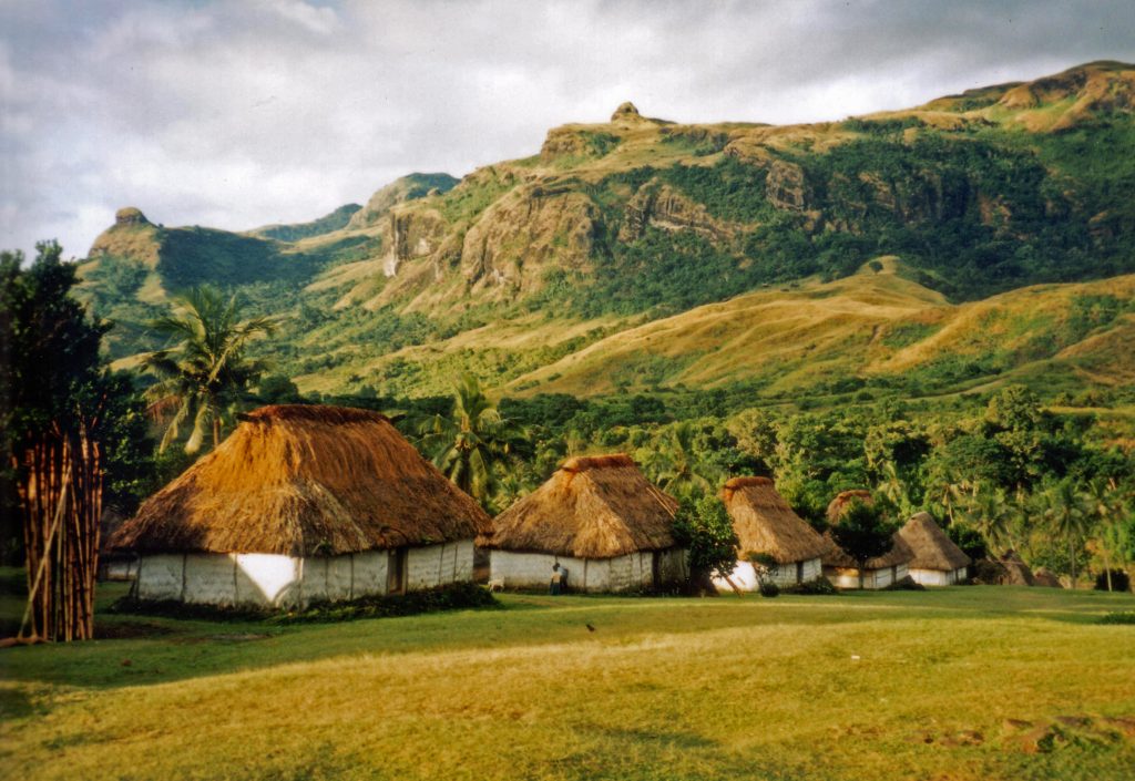 Village traditionnel aux toits de chaume à Navala, Fidji