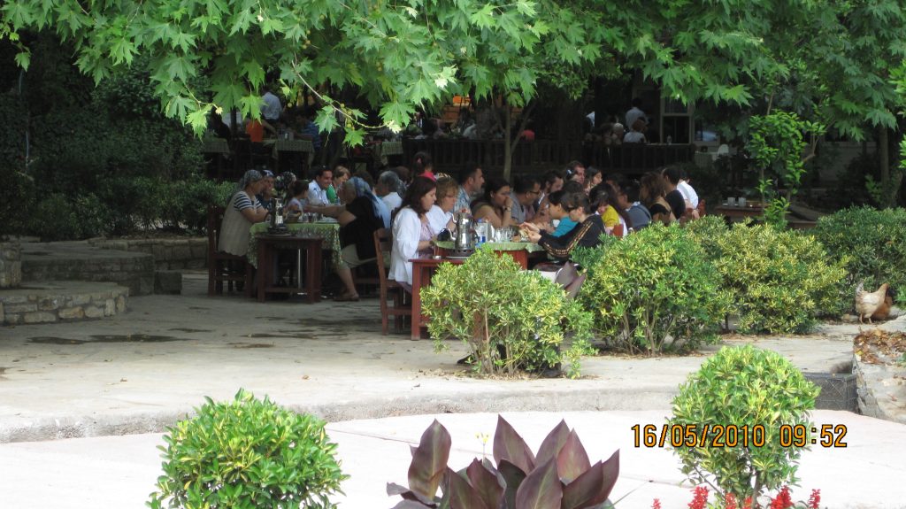 Table de petit-dejeuner turc couverte de petites coupelles