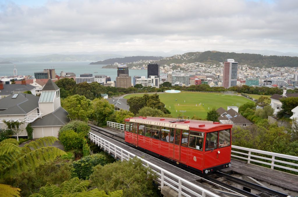 Le cable car rouge de Wellington grimpant vers le jardin botanique