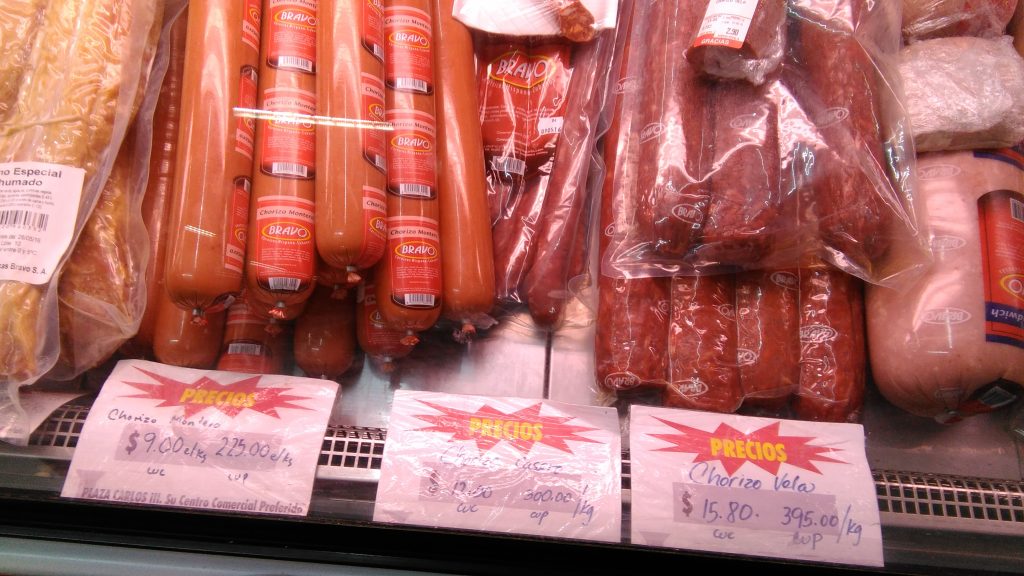 Un comptoir de charcuterie dans un magasin à La Havane, à Cuba