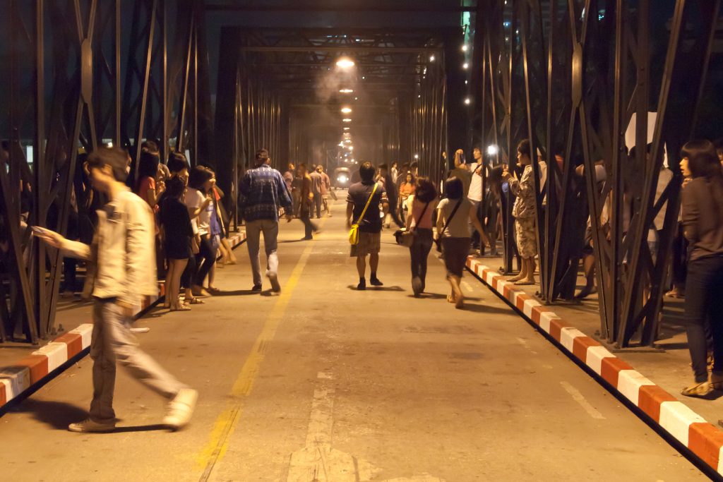 Lanternes du festival de Loy Krathong et Yi Peng au-dessus d’un pont de Chiang Mai en Thaïlande