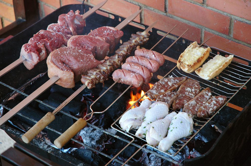Pièces de viande grillées sur des broches lors d’un churrasco brésilien