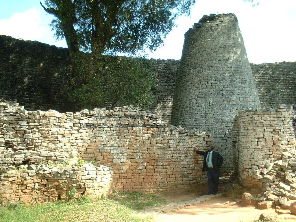 La tour conique du grand enclos du Grand Zimbabwe