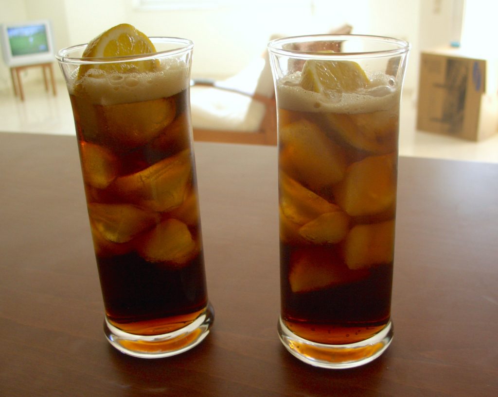 Un cocktail au rhum cubain servi avec de la glace