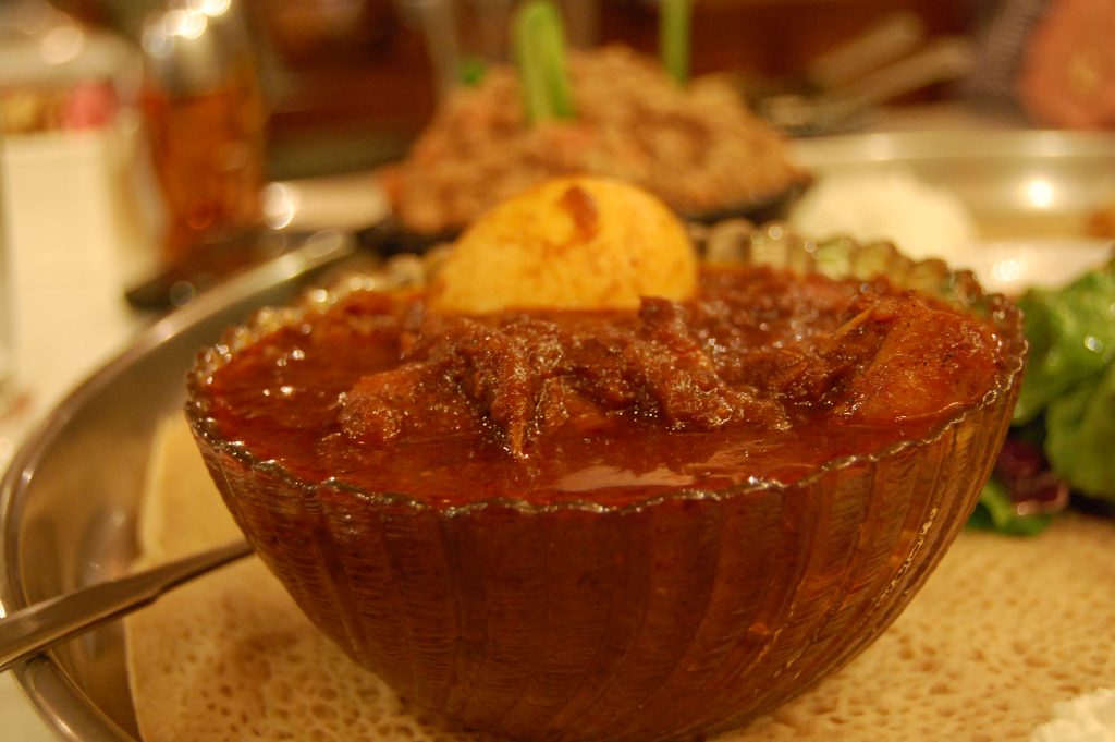 Un ragoût de wat éthiopien relevé au berbere, servi sur injera