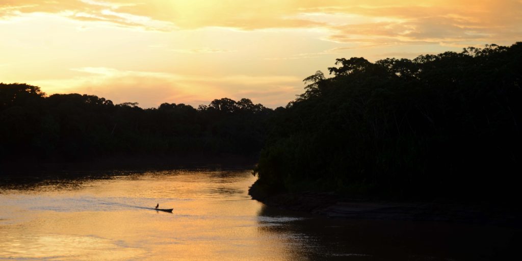 Le rio Tambopata serpentant dans la forêt amazonienne du Pérou