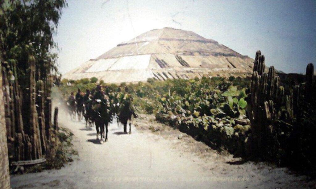 La pyramide du Soleil de Teotihuacan sur une photographie ancienne colorisee